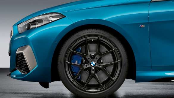 18" M Performance forged wheel 554 M BMW 2 Series Gran Coupé 18" M Performance forged wheel V-spoke style 554 M Jet Black matt BMW 2 Series Gran Coupé Snapper Rocks Blue metallic F44 exterior