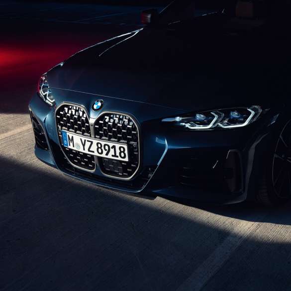 Front view double kidney BMW 4 Series Coupé G22 2020 BMW 4 Series Coupé G22 2020 Arctic Race Blue metallic front view closeup double kidney