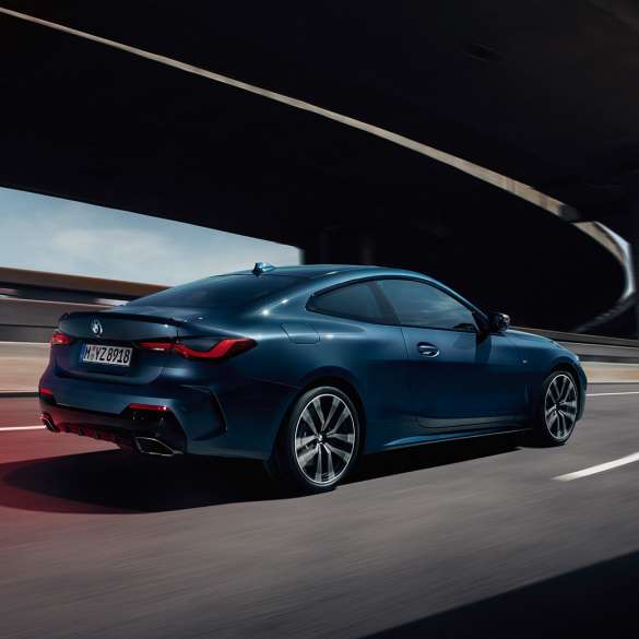 Three-quarter side view BMW 4 Series Coupé G22 2020 BMW 4 Series Coupé G22 2020 Arctic Race Blue metallic three-quarter side view in motion