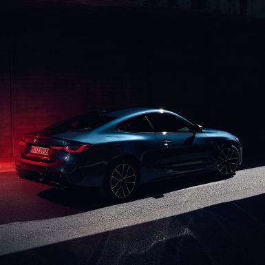 Three-quarter rear view shoulder with Hofmeister kink BMW 4 Series Coupé G22 BMW 4 Series Coupé G22 2020 Arctic Race Blue metallic three-quarter rear view shoulder with Hofmeister kink