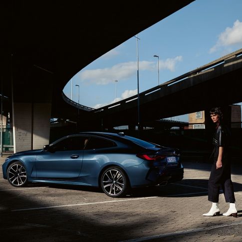 Side view flowing roof line BMW 4 Series Coupé G22 2020 BMW 4 Series Coupé G22 Arctic Race Blue metallic 2020 side view flowing roof line