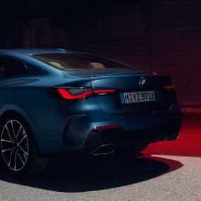 Three-quarter rear view tailpipes BMW 4 Series Coupé G22 2020 BMW 4 Series Coupé G22 2020 Arctic Race Blue metallic three-quarter rear view tailpipes