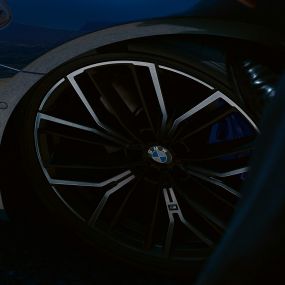M light alloy wheel Y-spoke style 846 M BMW 5 Series Sedan G30 M light alloy wheel Y 846 M BMW 5 Series Sedan G30 Facelift 2020 Phytonic Blue close-up
