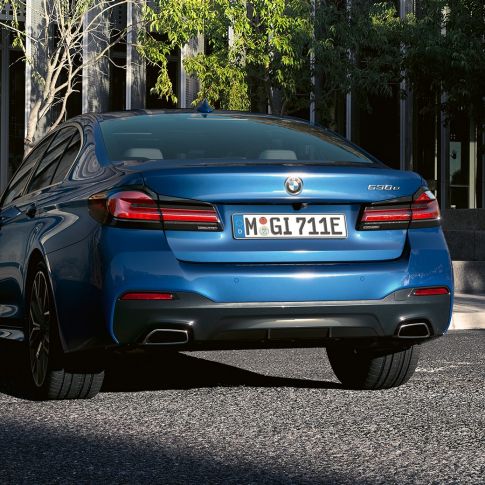 Rear apron BMW 5 Series Sedan G30 Free-form exhaust pipes BMW 5 Series Sedan G30 Facelift 2020 Phytonic Blue close-up rear