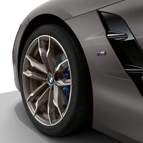Light alloy wheel BMW Z4 M40i G29 Light alloy wheel BMW Z4 Roadster M40i G29 2019 BMW Individual Frozen Grey metallic close-up wheel and Air Breather