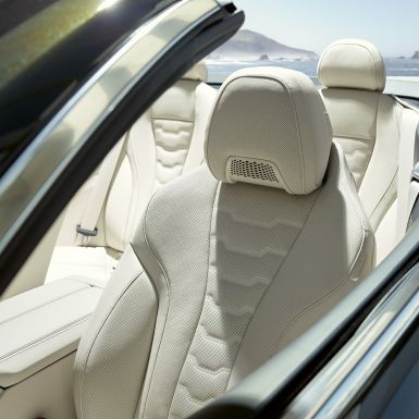 BMW M850i xDrive Convertible, multifunctional seats for driver and passenger. BMW M850i xDrive Convertible in Dravit Grey metallic with open softtop, interior with multifunctional seats in BMW Individual leather trim 'Merino' Ivory White.
