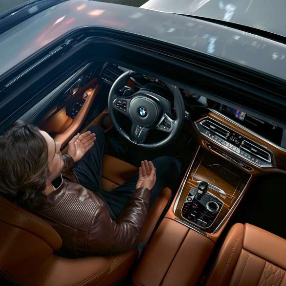 View through the panorama glass roof BMW X5 BMW X5 G05 2018 Mineral White metallic bird's eye view through the panorama glass roof