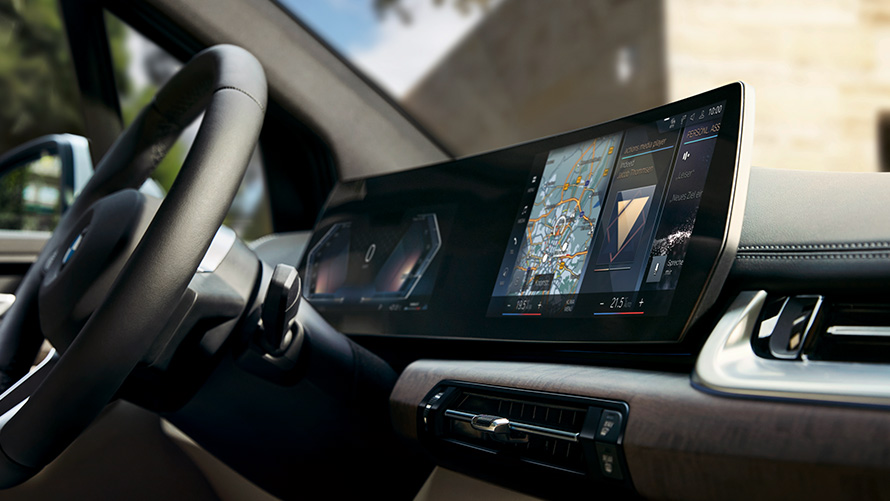 BMW 2 Series Active Tourer U06 2021 BMW iDrive BMW Operating System 8 close-up BMW Curved Display
