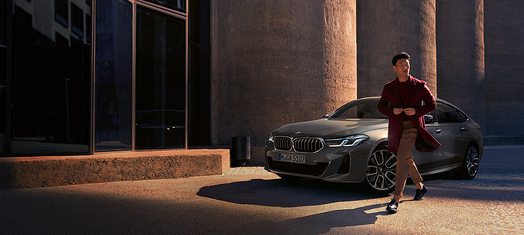BMW 6 Series Gran Turismo 640i xDrive G32 2020 Bernina Grey man in front of BMW in three-quarter front standing