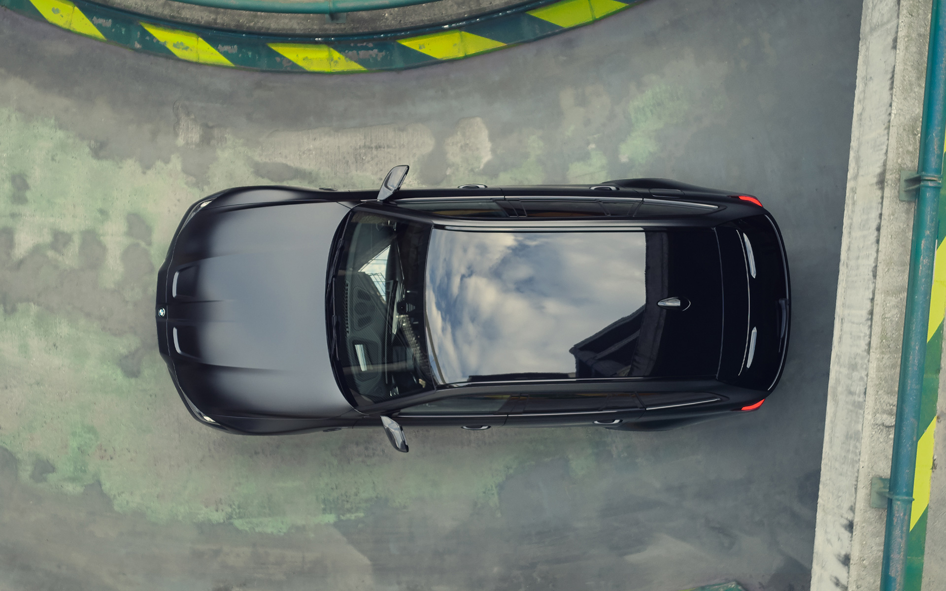 High-gloss Black contrast roof BMW M3 Competition Touring G81 BMW Individual Frozen Black metallic BMW M3 Competition Touring G81 BMW Individual Frozen Black metallic High-gloss Black contrast roof bird’s-eye view