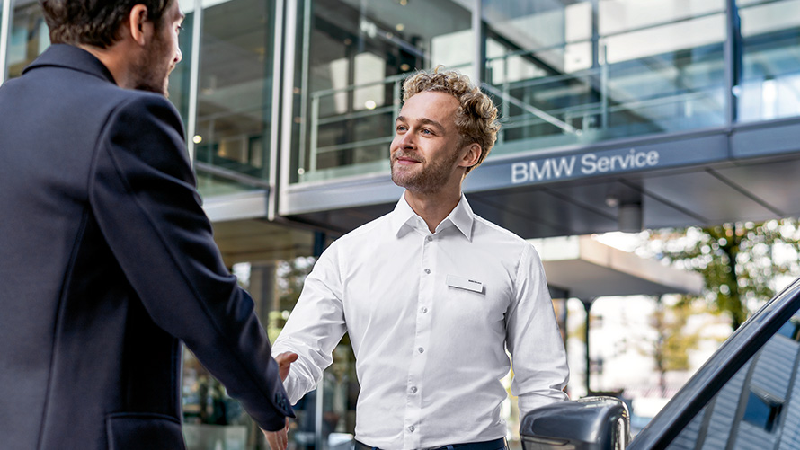 BMW Service employee welcomes customers BMW Service employee welcomes customers