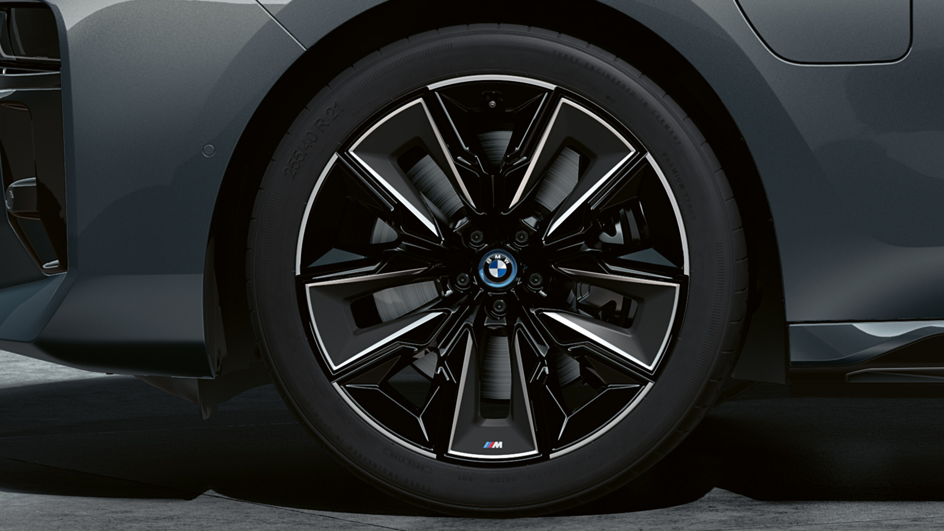 21" M Aerodynamic 909 M style in multicolour BMW M760e xDrive Sedan G70 21" M Aerodynamic 909 M style in multicolour BMW M760e xDrive Sedan G70 M Performance package BMW Individual two-tone Black Sapphire metallic paintwork BMW Individual Dravite Grey metallic