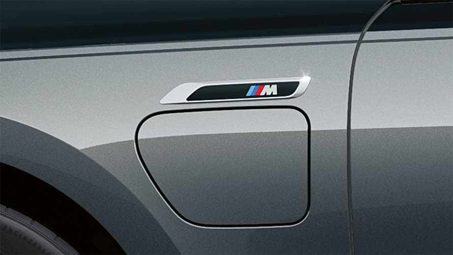 M badge BMW M760e xDrive Sedan G70 M Performance package BMW Individual two-tone Black Sapphire metallic paintwork BMW Individual Dravite Grey metallic close-up side view