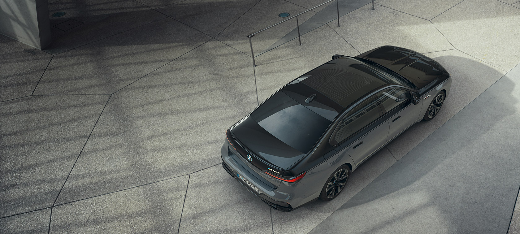 BMW M760e xDrive Sedan G70 M Performance package BMW M760e xDrive Sedan G70 M Performance package BMW Individual two-tone Black Sapphire metallic paintwork BMW Individual Dravite Grey metallic standing from bird’s eye view