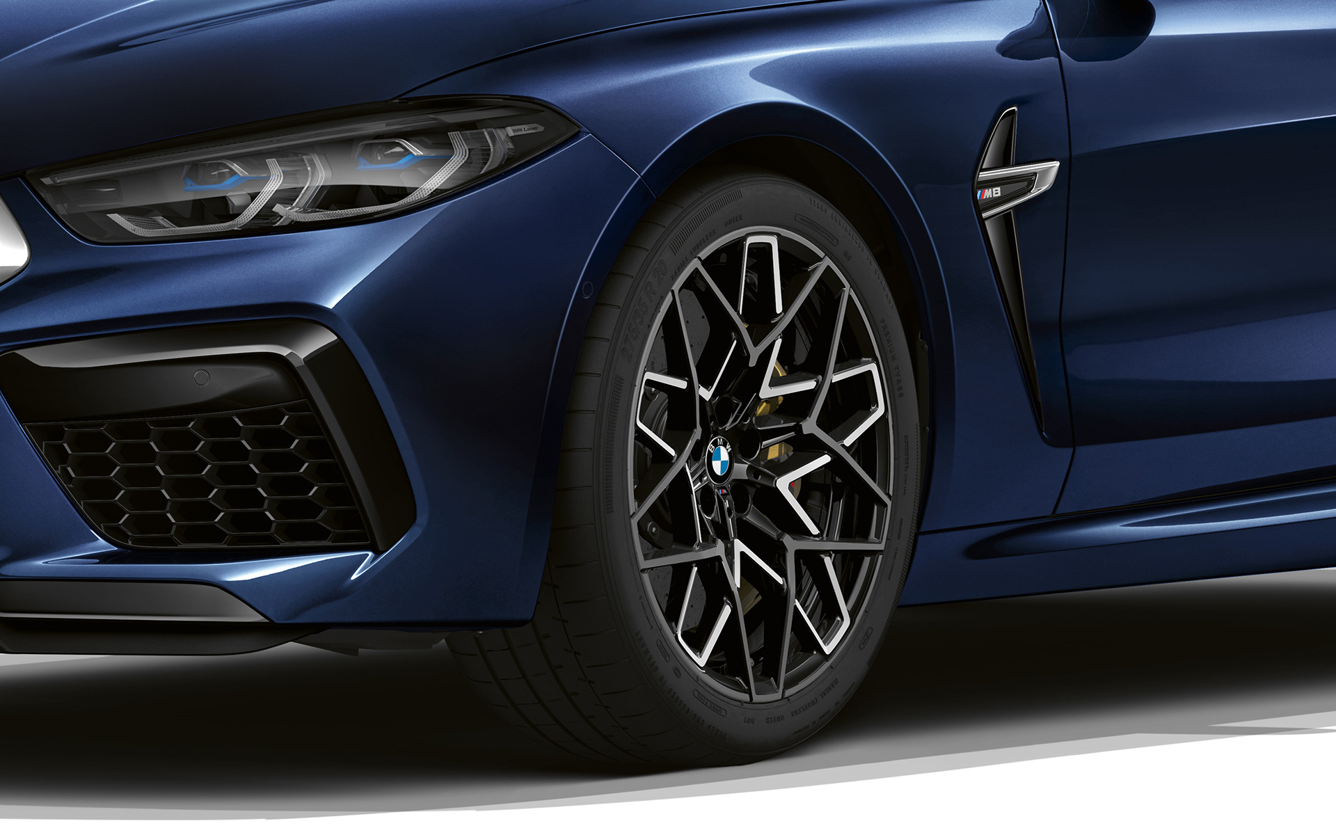 20" M light-alloy wheels star spoke 813 M Bicolor BMW M8 Convertible F91 LCI Facelift 2022 BMW M8 Convertible F91 LCI Facelift 2022 BMW Individual tanzanite blue metallic 20" M light-alloy wheels star spoke 813 M Bicolor close-up