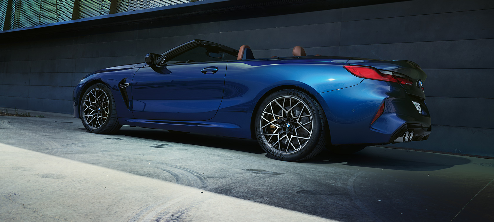 Three-quarter rear view BMW M8 Convertible F91 LCI Facelift 2022 BMW M8 Convertible F91 LCI Facelift 2022 BMW Individual tanzanite blue metallic three-quarter rear view