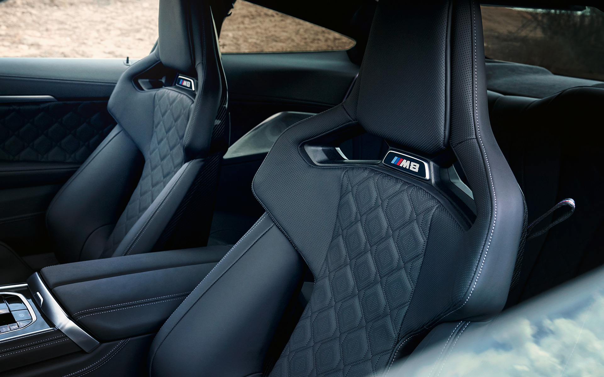 M sport seats with bucket seat character BMW M8 Coupé F92 LCI Facelift 2022 BMW M8 Coupé F92 LCI Facelift 2022 interior cockpit M sport seats with bucket seat character