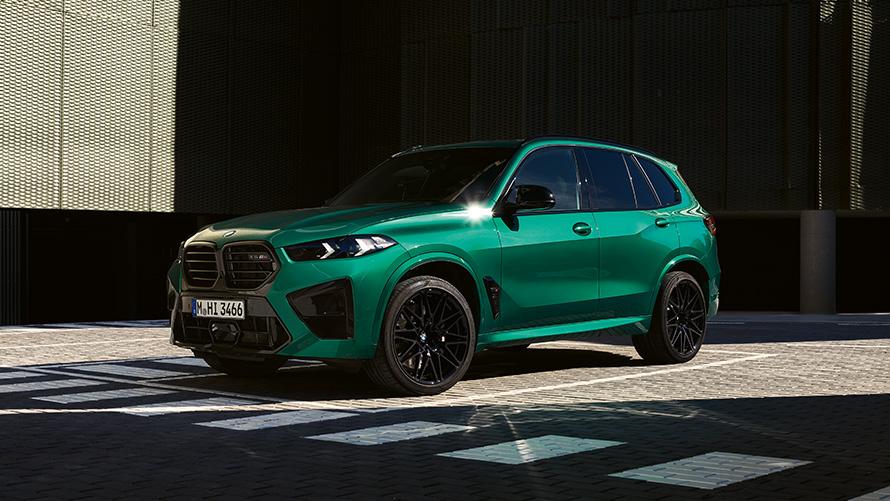 BMW X5 M F95 Dreiviertel-Heckansicht stehend BMW M Series BMW X5 M F95 three-quarter rear view standing