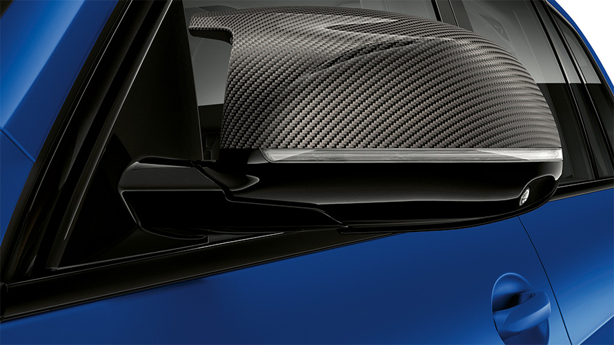 BMW X7 M60i xDrive G07 LCI M Carbon mirror caps close-up