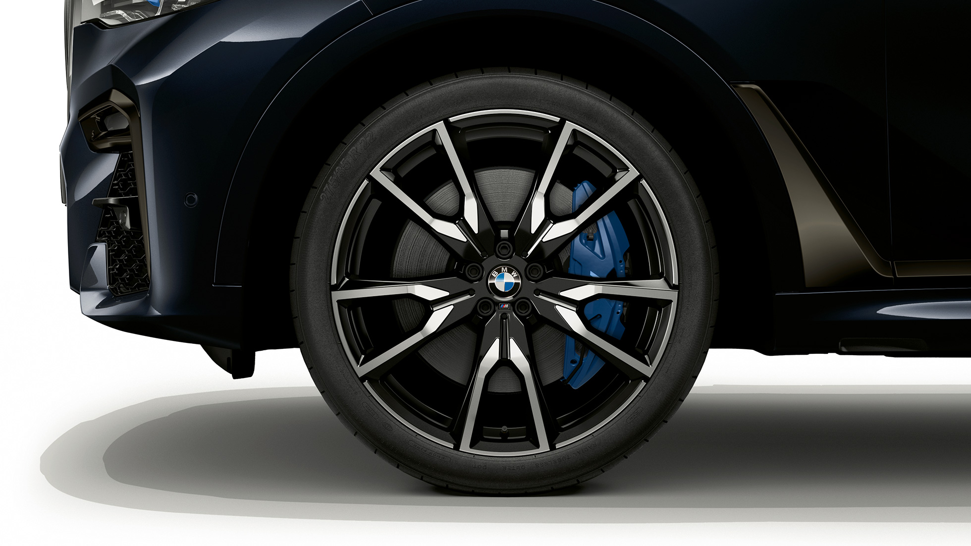 BMW X7, BMW Individual X7 xDrive40i light alloy wheel Close-up of the light alloy wheel of the BMW X7 with BMW Individual X7 xDrive40i features