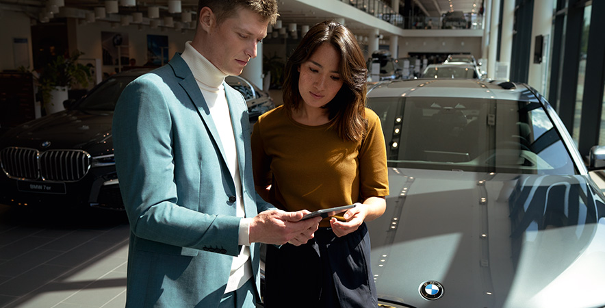 BMW employee advises a customer BMW employee advises a customer