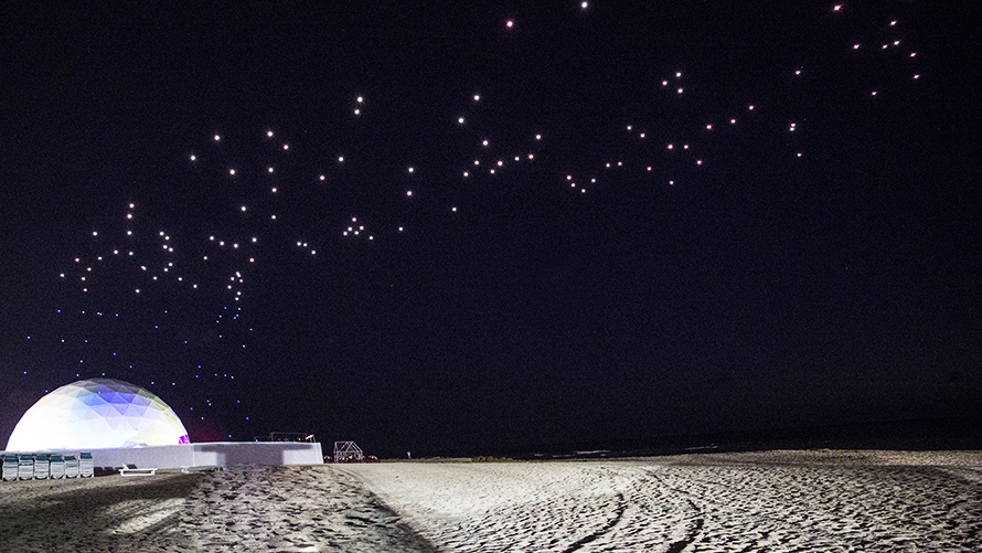 Duo Studio Drift, Drone performance Duo Studio Drift: Illuminated drones flying at the beach by night