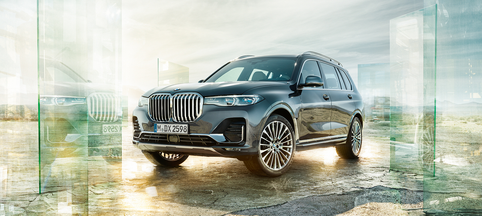 BMW X7 in the three-quarter front view in front of the desert background