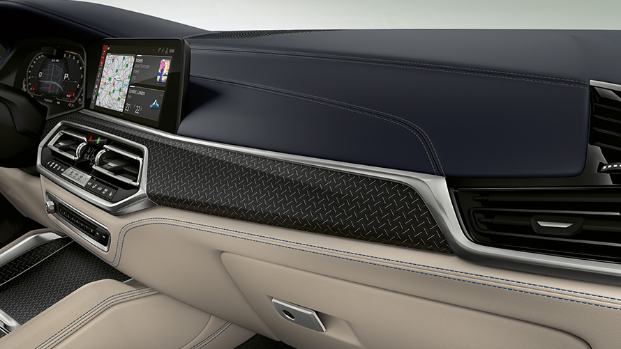 BMW Individual fine-wood trim 'Fineline' Black with aluminium inserts close-up