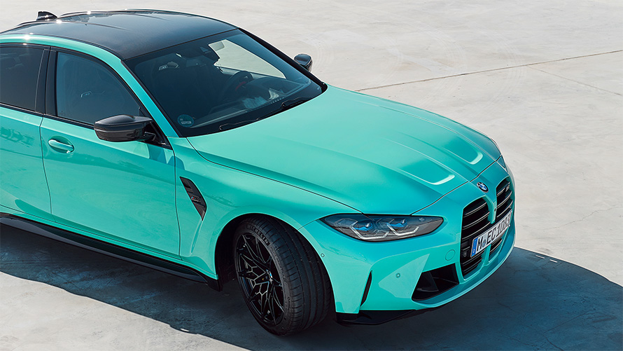 BMW X7 M50i G07 2019 BMW Individual Frozen Arctic Grey metallic three-quarter side view standing in section