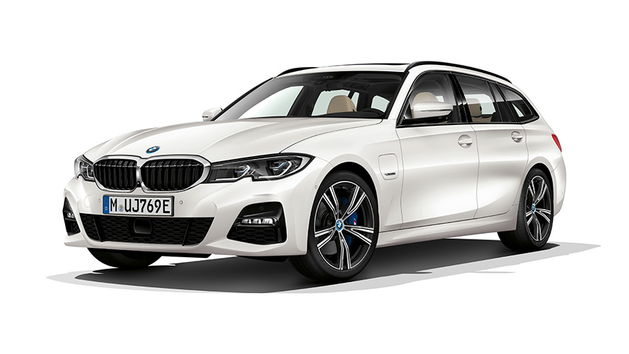 BMW 3 Series Touring plug-in hybrid three-quarter front view BMW 3 Series Touring plug-in hybrid studio shot three-quarter front view