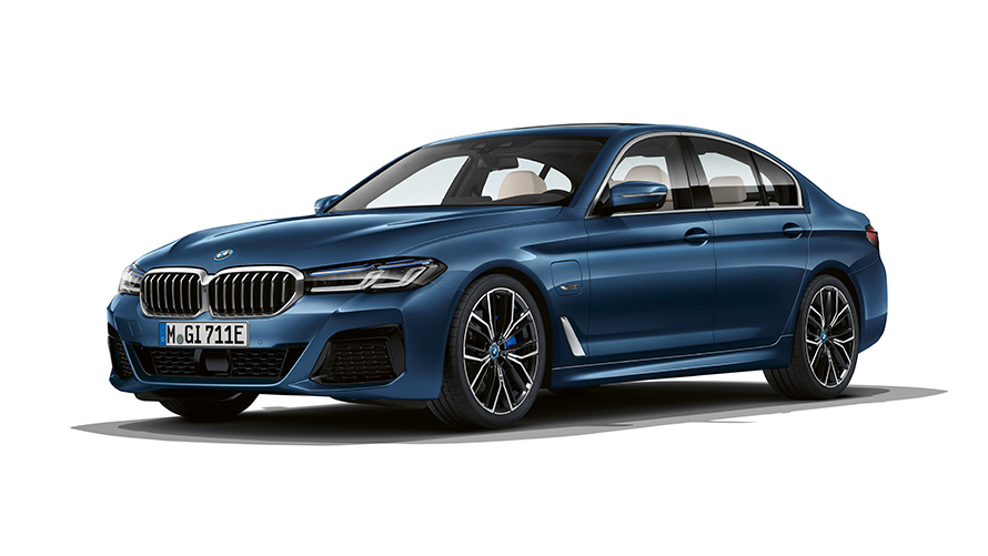 BMW 3 Series Sedan plug-in hybrid three-quarter front view BMW 5 Series Sedan plug-in hybrid studio shot three-quarter front view
