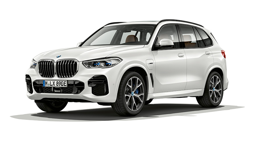 BMW X5 xDrive45e PHEV car three-quarter front view BMW X5 xDrive45e PHEV car studio shot three-quarter front view