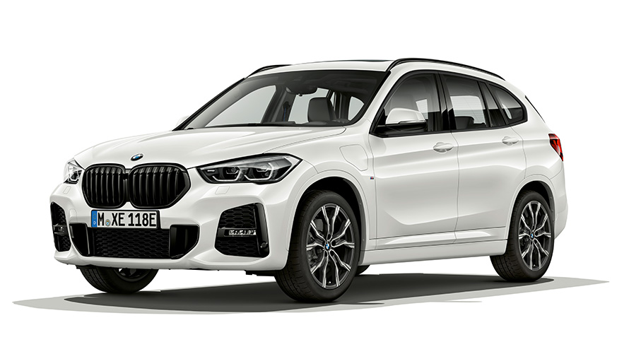 BMW X1 xDrive25e PHEV car three-quarter front view BMW X1 xDrive25e PHEV car studio shot three-quarter front view