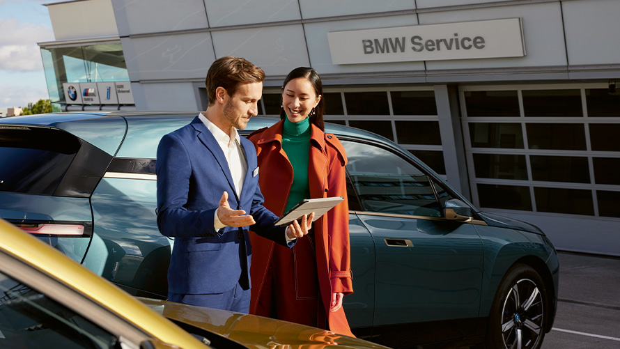 BMW Service BMW Service BMW employee advises customer