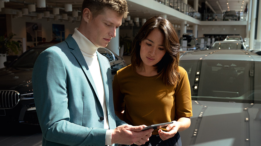 BMW Service Partner woman and man at the consultation